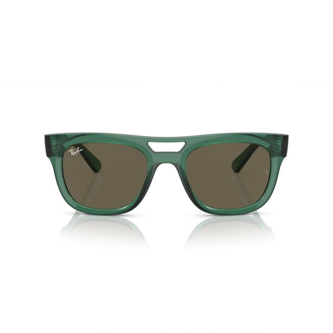 Ray-Ban RB 4426 PHIL col. 6681/3 è un occhiale da sole in acetato verdone trasparente e calibro 54.
