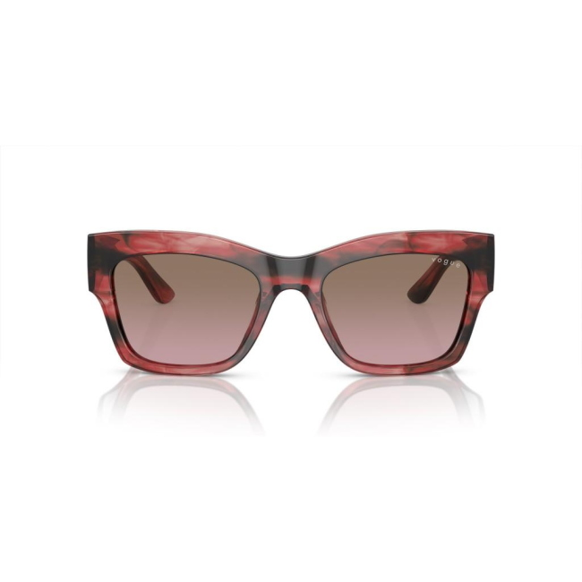 Vogue VO 5524-S col. 308914 è un occhiale da sole in acetato tartarugato rosso e calibro 54.