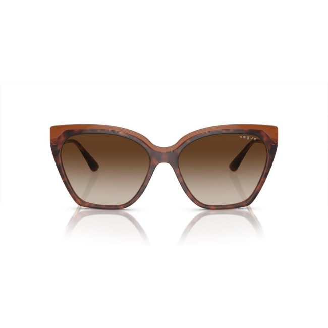 Vogue VO 5521-S col. 238613 è un occhiale da sole in acetato marrone tartarugato e trasparente e calibro 57.