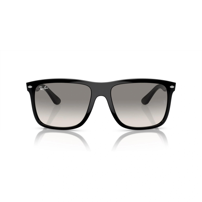 Ray-Ban RB 4547 BOYFRIEND TWO col. 601/32 è un occhiale da sole in acetato nero lucido e calibro 60.
