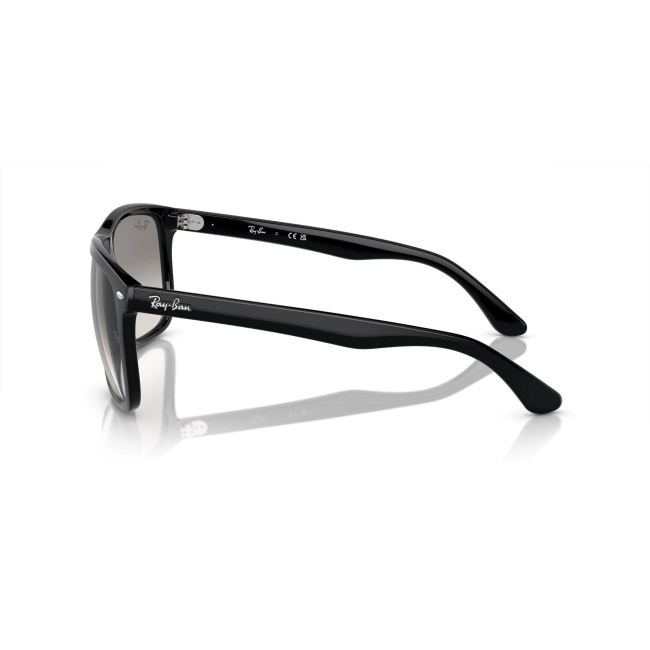 Ray-Ban RB 4547 BOYFRIEND TWO col. 601/32 è un occhiale da sole in acetato nero lucido e calibro 60.