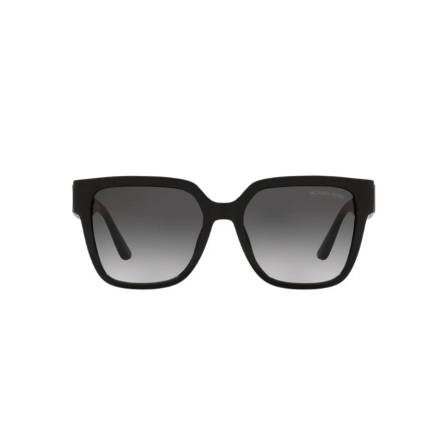 MICHAEL KORS MK 2170 U KARLIE col. 30058G è un occhiale da sole da donna in acetato nero lucido, dalla forma squadrata e calibro 54.
