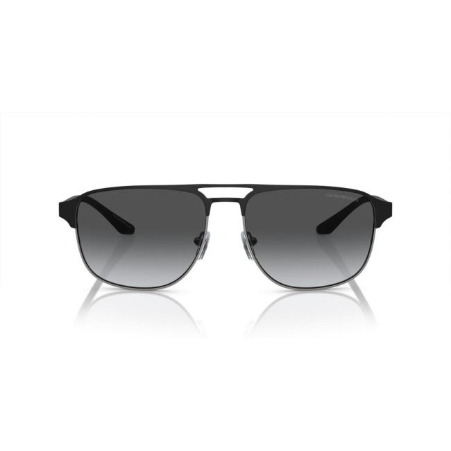 Emporio Armani EA 2144 col. 3365/11 è un occhiale da sole da uomo in metallo satinato nero e canna di fucile, dalla forma pilot e calibro 60.