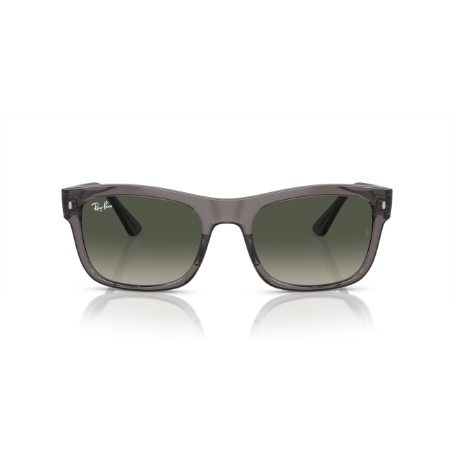 Ray-Ban RB 4428 col. 6675/71 è un occhiale da sole in acetato grigio opale trasparente e calibro 56.