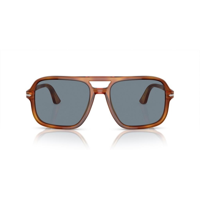 Persol PO 3328-S col. 96/56 è un occhiale da sole da uomo in acetato terra di siena terra di siena, dalla forma pilot e calibro 58.