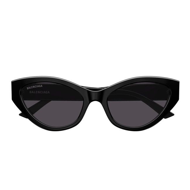 Balenciaga BB 0306 S col. 001 è un occhiale da sole in acetato nero lucido e calibro 57.