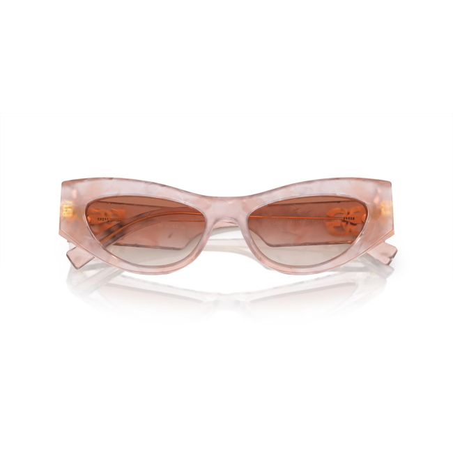 Dolce & Gabbana DG 4450 col. 3231/13 è un occhiale da sole in acetato madreperla rosa e calibro 52.