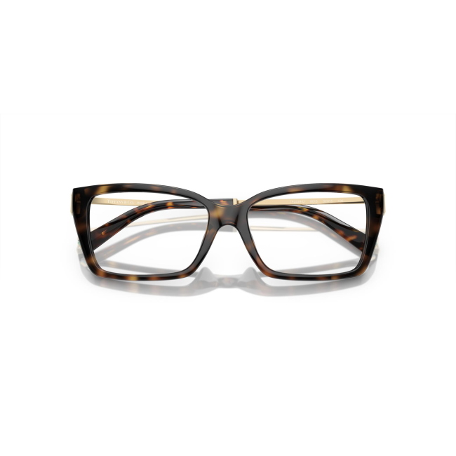 Tiffany & Co. TF 2239-U col. 8015 è una montatura da vista da donna in acetato marrone tartarugato con aste metallo oro, dalla forma rettangolare e calibro 54.