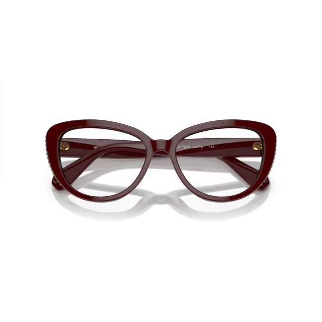 Swarovski SK 2014 col. 1019 è una montatura da vista da donna in acetato vinaccia bordeaux, dalla forma cat eye e calibro 54.