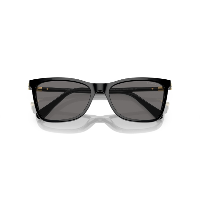 Swarovski SK 6004 col. 100181 è un occhiale da sole da donna in acetato nero lucido, dalla forma rettangolare e calibro 55.