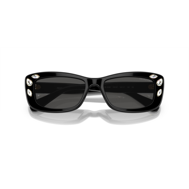 Swarovski SK 6008 col. 100187 è un occhiale da sole da donna in acetato nero lucido, dalla forma pillow e calibro 54.