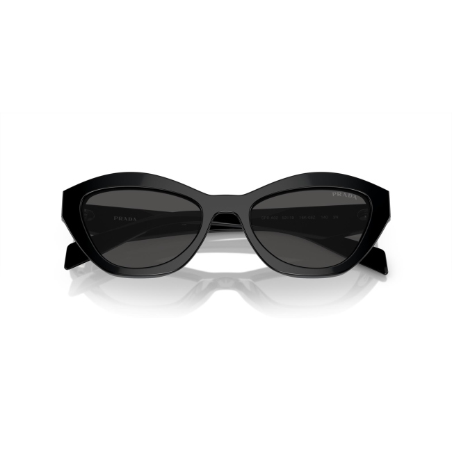 Prada SPR A02 col. 16K-08Z è un occhiale da sole da donna in acetato nero lucido, dalla forma farfalla e calibro 52.