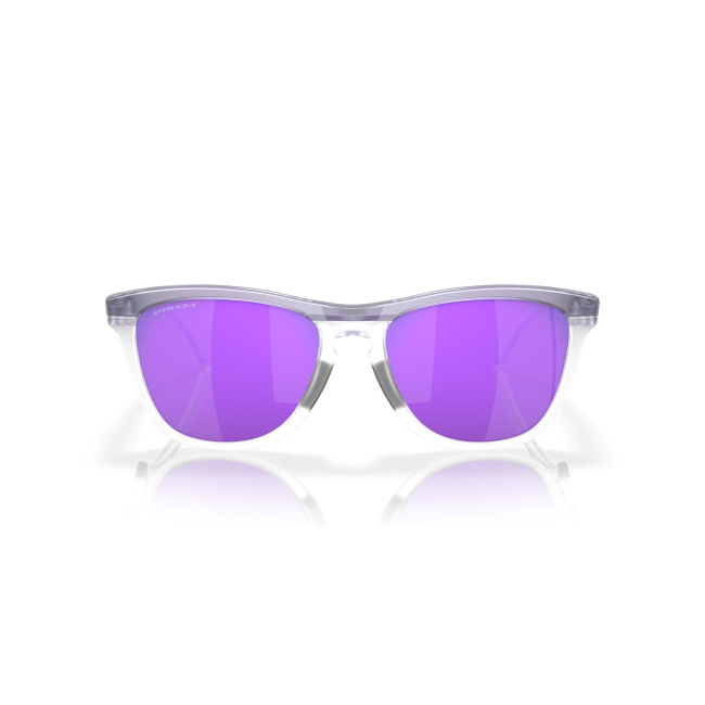 Oakley OO 9289 FROGSKINS HYBRID col. 01 è un occhiale da sole in acetato lilla e trasparente satinato e calibro 55.