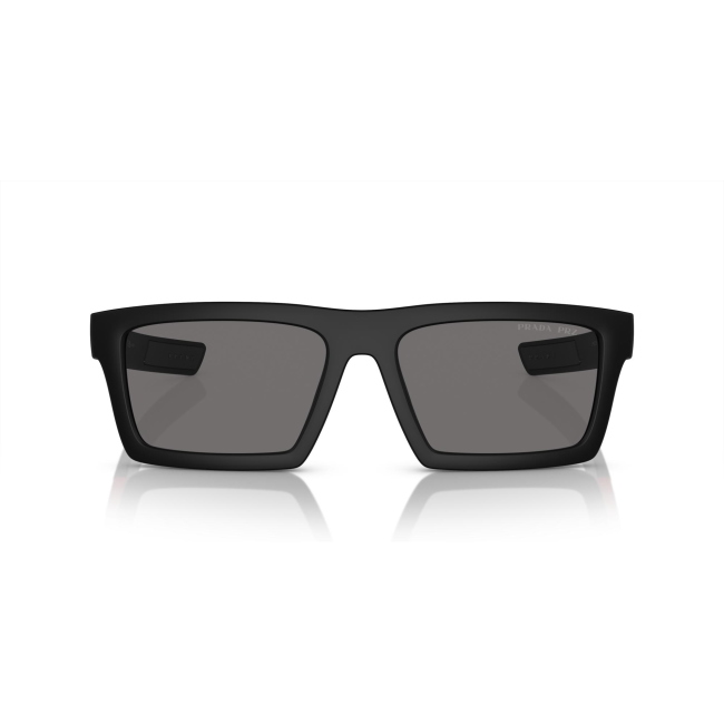 Prada Linea Rossa SPS 02Z-U col. 1BO-05U è un occhiale da sole in acetato nero satinato e calibro 55.