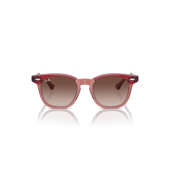 Ray-Ban Junior RJ 9098S col. 7154/13 è un occhiale da sole in acetato rosso, arancione trasparente e viola chiaro e calibro 45.
