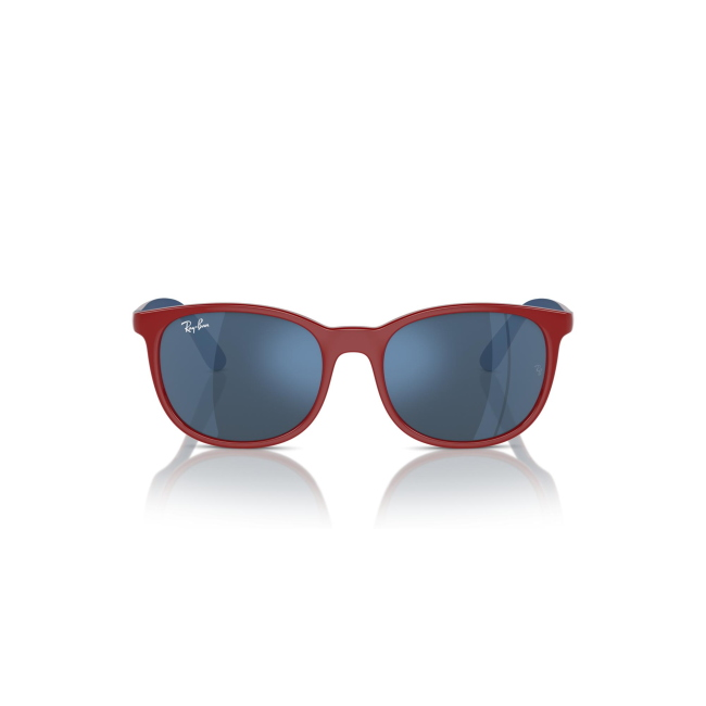 Ray-Ban Junior RJ 9079S col. 7160/55 è un occhiale da sole in acetato rosso, interno blu e calibro 49.