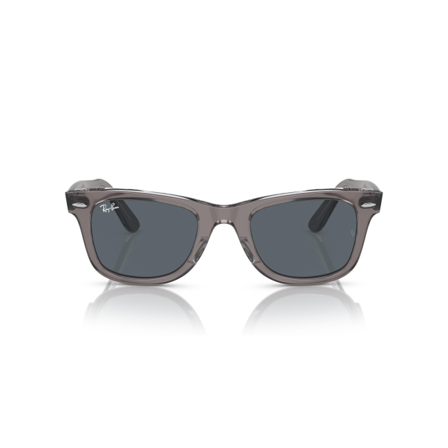 Ray-Ban RB 2140 WAYFARER col. 1355/R5 è un occhiale da sole in acetato grigia trasparente e calibro 50.