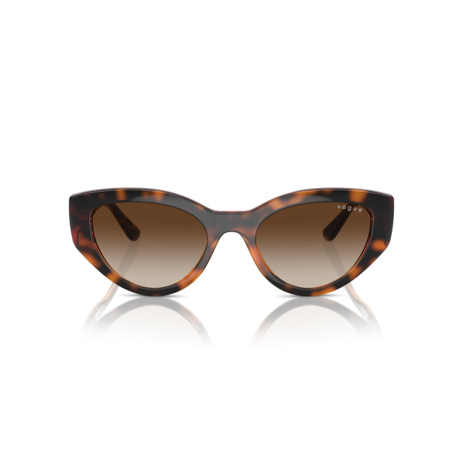 Vogue VO 5566S col. W65613 è un occhiale da sole in acetato marrone tartarugato e calibro 52.