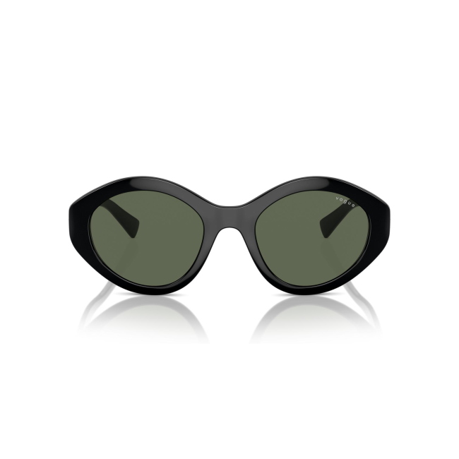 Vogue VO 5576SB col. W44/71 è un occhiale da sole in acetato nero lucido e calibro 52.