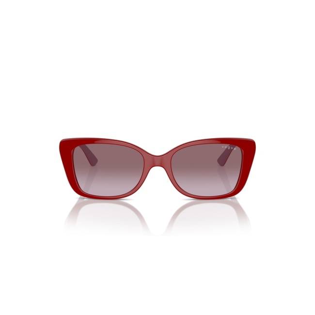 Vogue Kids VJ 2022 col. 31298H è un occhiale da sole in acetato rosso e calibro 48.