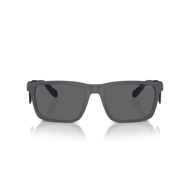 Emporio Armani EA 4219 col. 6103/87 è un occhiale da sole da uomo in acetato grigio/blu satinato, dalla forma rettangolare e calibro 57.