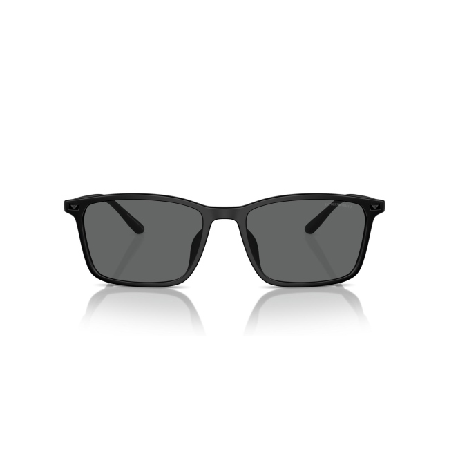 Emporio Armani EA 4223U col. 500187 è un occhiale da sole da uomo in acetato nero satinato, dalla forma rettangolare e calibro 56.