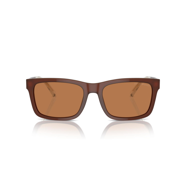 Emporio Armani EA 4224 col. 6095/73 è un occhiale da sole da uomo in acetato marrone opalino brillante, dalla forma rettangolare e calibro 57.