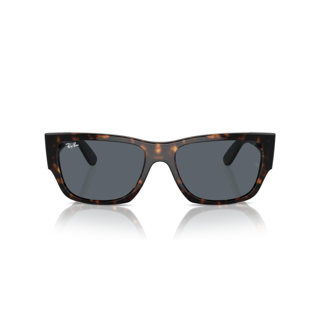 Ray-Ban RB 0947S CARLOS col. 902/R5 è un occhiale da sole in acetato marrone tartarugato e calibro 56.