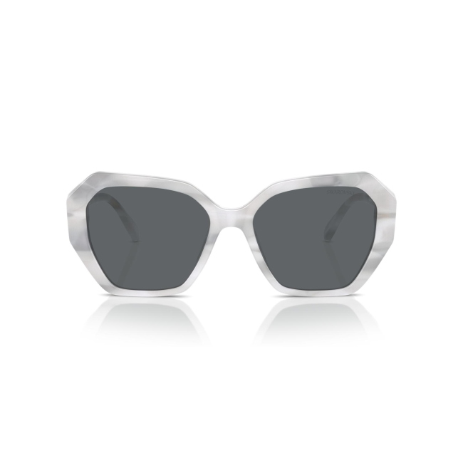 Swarovski SK 6017 col. 104287 è un occhiale da sole da donna in acetato bianco, dalla forma irregolare e calibro 56.