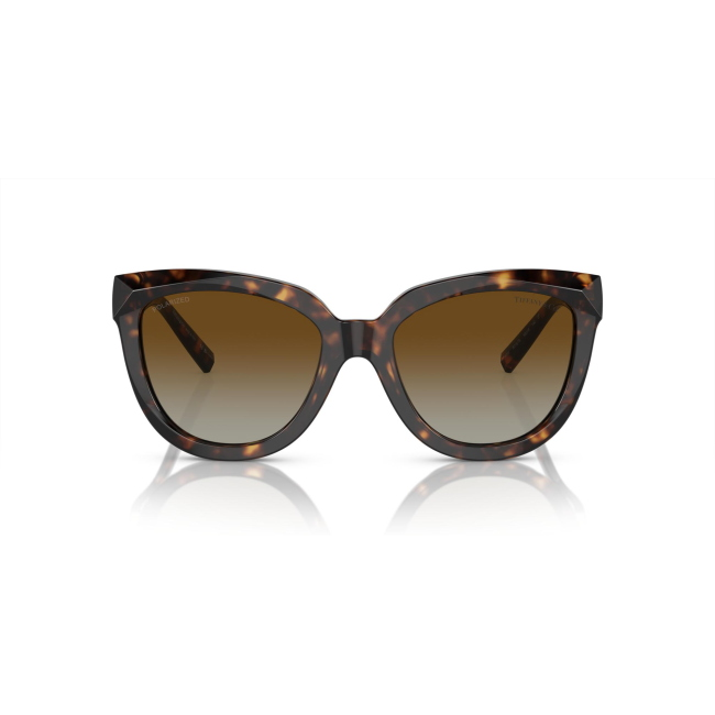 Tiffany & Co. TF 4215 col. 8015/T5 è un occhiale da sole da donna in acetato marrone tartarugato, dalla forma cat eye e calibro 53.