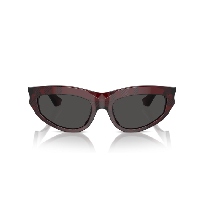 Burberry BE 4425-U col. 4115/87 è un occhiale da sole da donna in acetato rosso a scacchi, dalla forma cat eye e calibro 55.