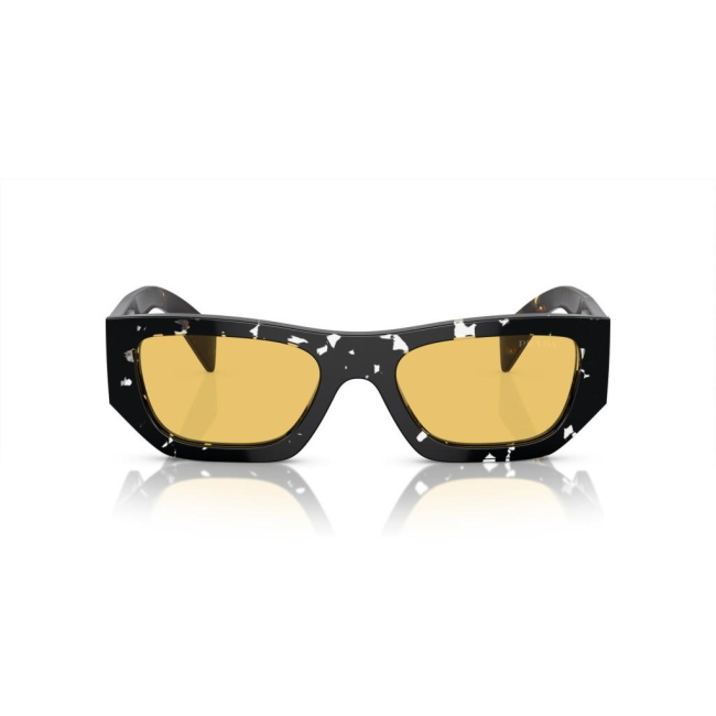 Prada SPR A01 col. 15O-10C è un occhiale da sole in acetato nero trasparente e marrone tartarugato e calibro 53.