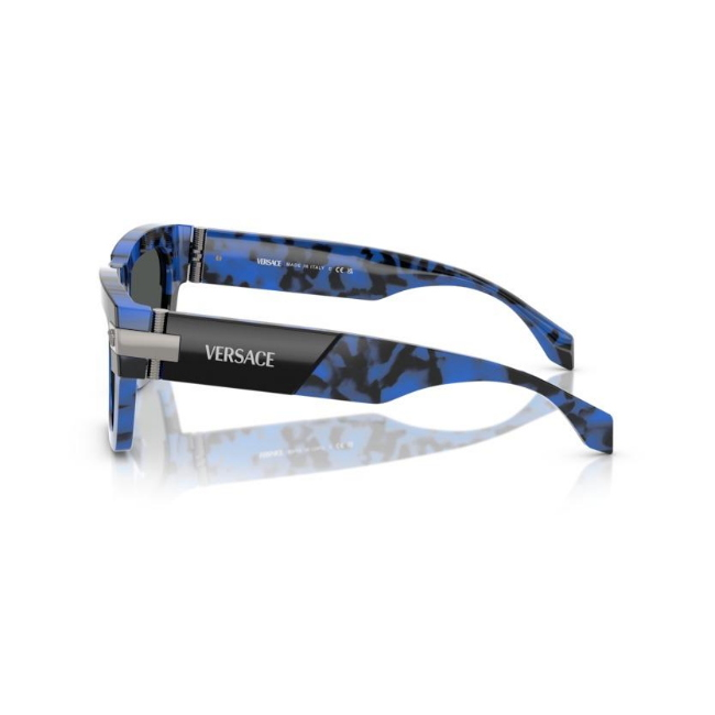 VERSACE VE4464 col. 545887 è un occhiale da sole da uomo in acetato, dalla forma rettangolare e calibro 52.