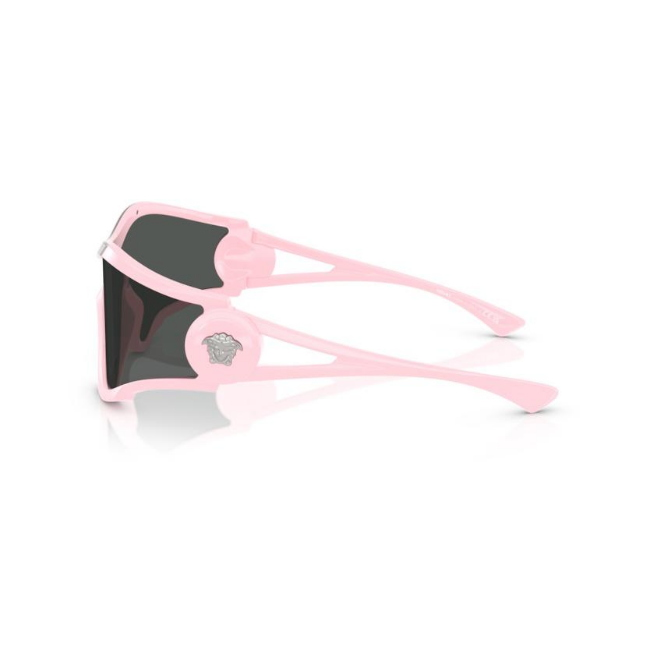 VERSACE VE4475 col. 548587 è un occhiale da sole da donna in iniettato, dalla forma irregolare e calibro 42.