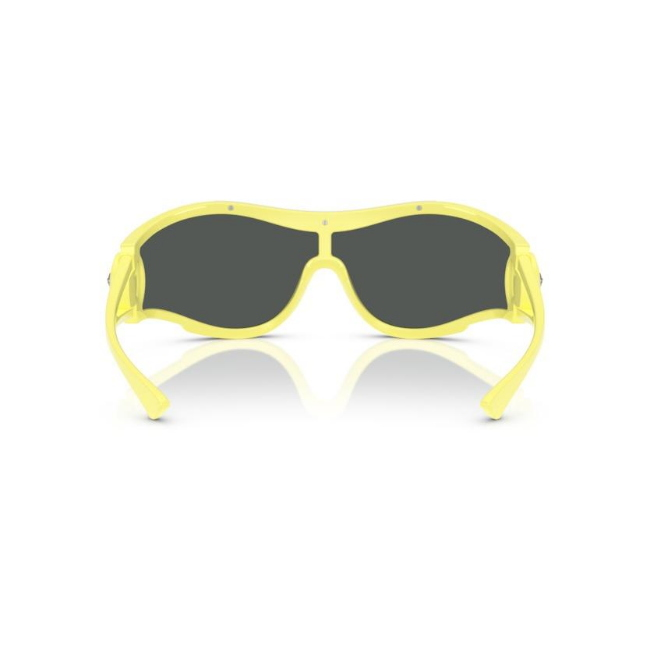 VERSACE VE4475 col. 548687 è un occhiale da sole da donna in iniettato, dalla forma irregolare e calibro 42.