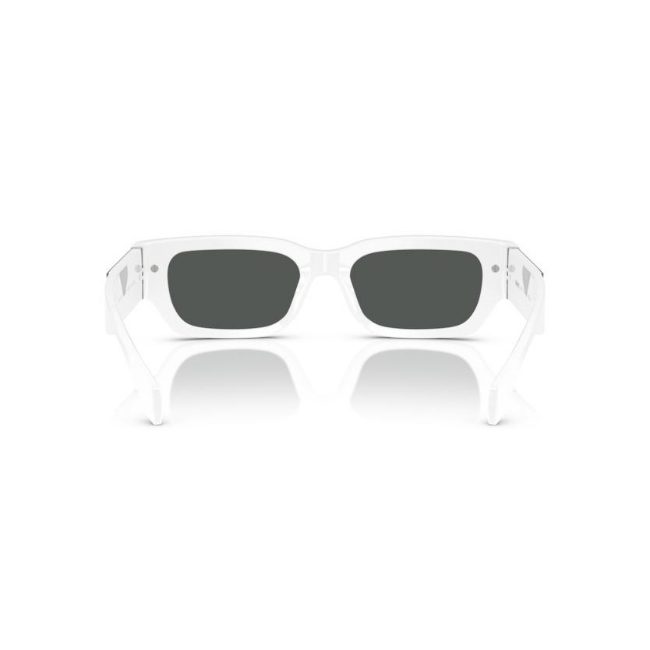 Versace VE 4465 col. 5459/87 è un occhiale da sole da uomo in acetato nero e bianco, dalla forma rettangolare e calibro 53.