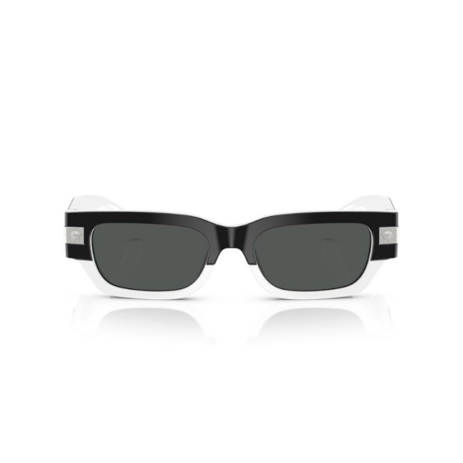 Versace VE 4465 col. 5459/87 è un occhiale da sole da uomo in acetato nero e bianco, dalla forma rettangolare e calibro 53.