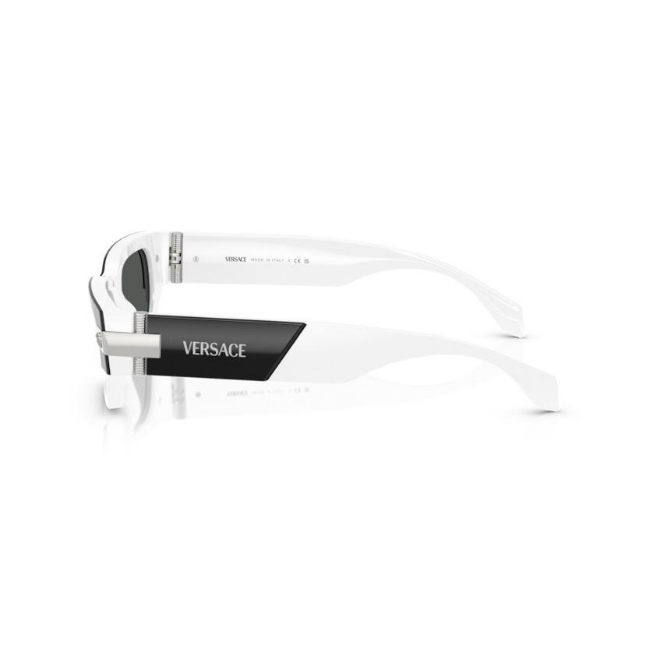 Versace VE 4465 col. 5459/87 è un occhiale da sole da uomo in acetato nero e bianco, dalla forma rettangolare e calibro 53.