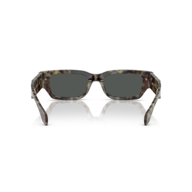 VERSACE VE4465 col. 545687 è un occhiale da sole da uomo in acetato, dalla forma rettangolare e calibro 53.