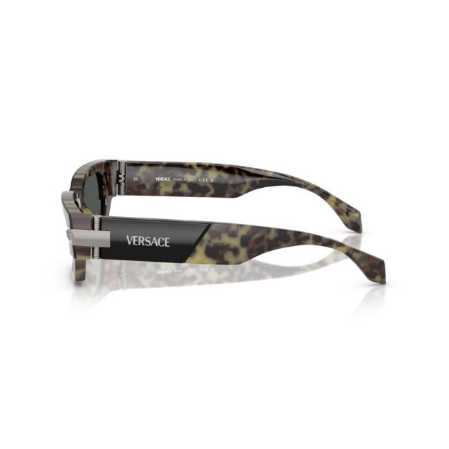 VERSACE VE4465 col. 545687 è un occhiale da sole da uomo in acetato, dalla forma rettangolare e calibro 53.