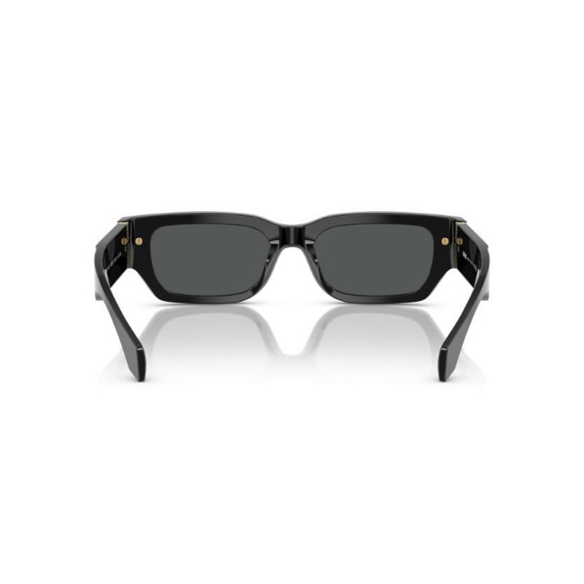 VERSACE VE4465 col. GB1/87 è un occhiale da sole da uomo in acetato, dalla forma rettangolare e calibro 53.
