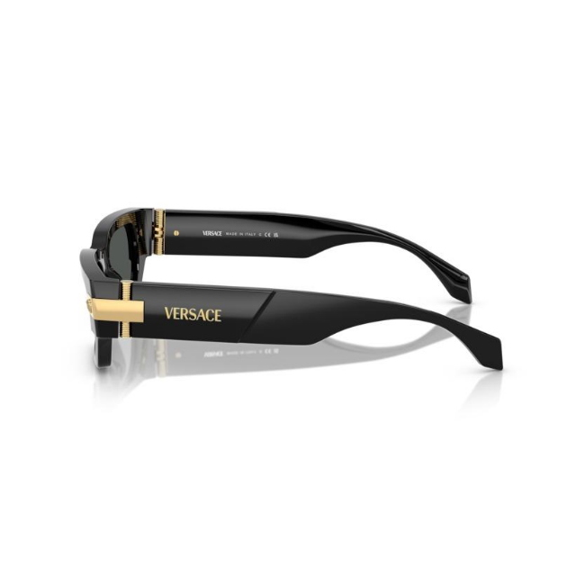 VERSACE VE4465 col. GB1/87 è un occhiale da sole da uomo in acetato, dalla forma rettangolare e calibro 53.