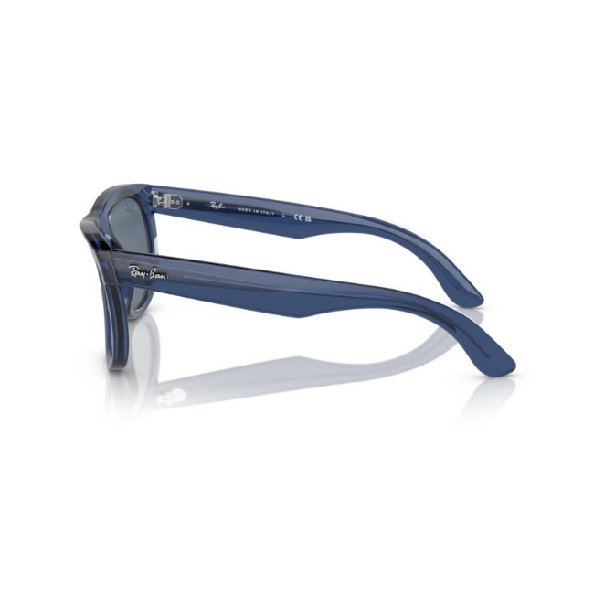 Ray-Ban RB R0502S WAYFARER REVERSE col. 6708/3A è un occhiale da sole in acetato trasparente blu e calibro 50.