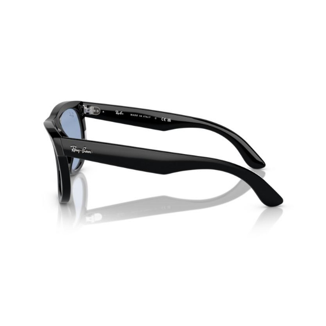 Ray-Ban RB R0502S WAYFARER REVERSE col. 667772 è un occhiale da sole e calibro 53.
