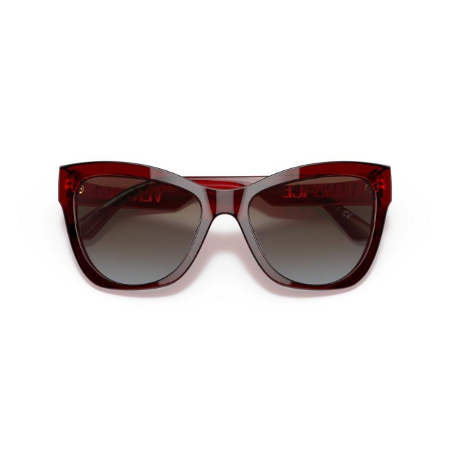 Versace VE 4417-U col. 388/89 è un occhiale da sole in acetato rosso trasparente e calibro 56.