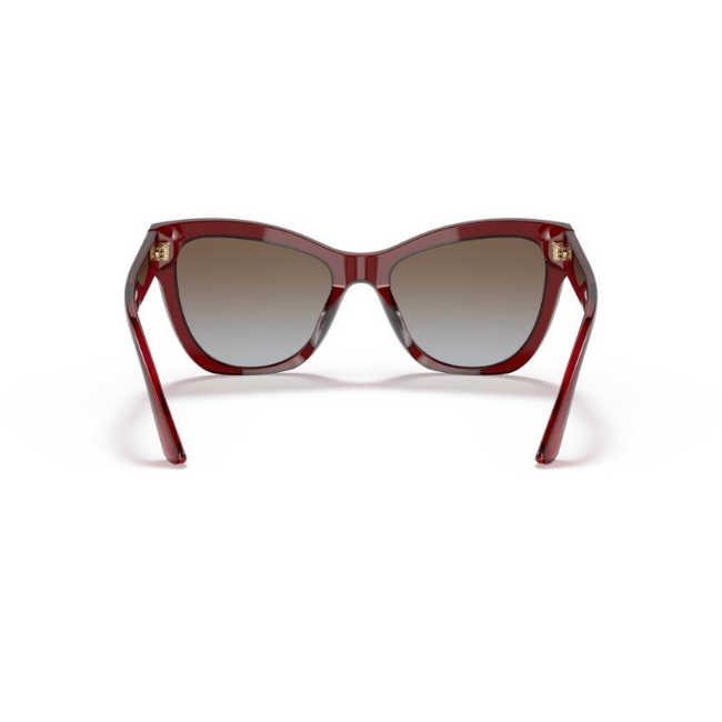Versace VE 4417-U col. 388/89 è un occhiale da sole in acetato rosso trasparente e calibro 56.