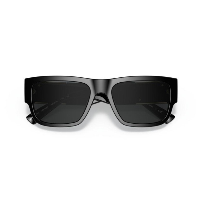 Versace VE 4406 col. GB1/87 è un occhiale da sole da uomo in acetato nero lucido, dalla forma rettangolare e calibro 56.