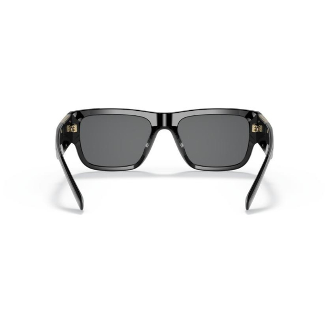Versace VE 4406 col. GB1/87 è un occhiale da sole da uomo in acetato nero lucido, dalla forma rettangolare e calibro 56.