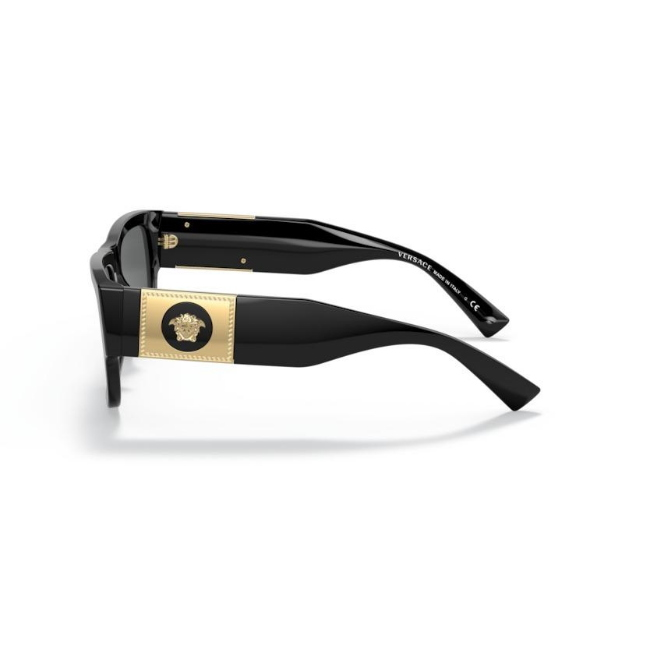 Versace VE 4406 col. GB1/87 è un occhiale da sole da uomo in acetato nero lucido, dalla forma rettangolare e calibro 56.
