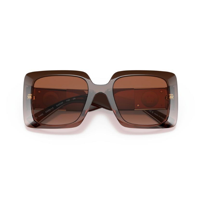 VERSACE VE4405 col. 533213 è un occhiale da sole da donna in acetato, dalla forma rettangolare e calibro 54.